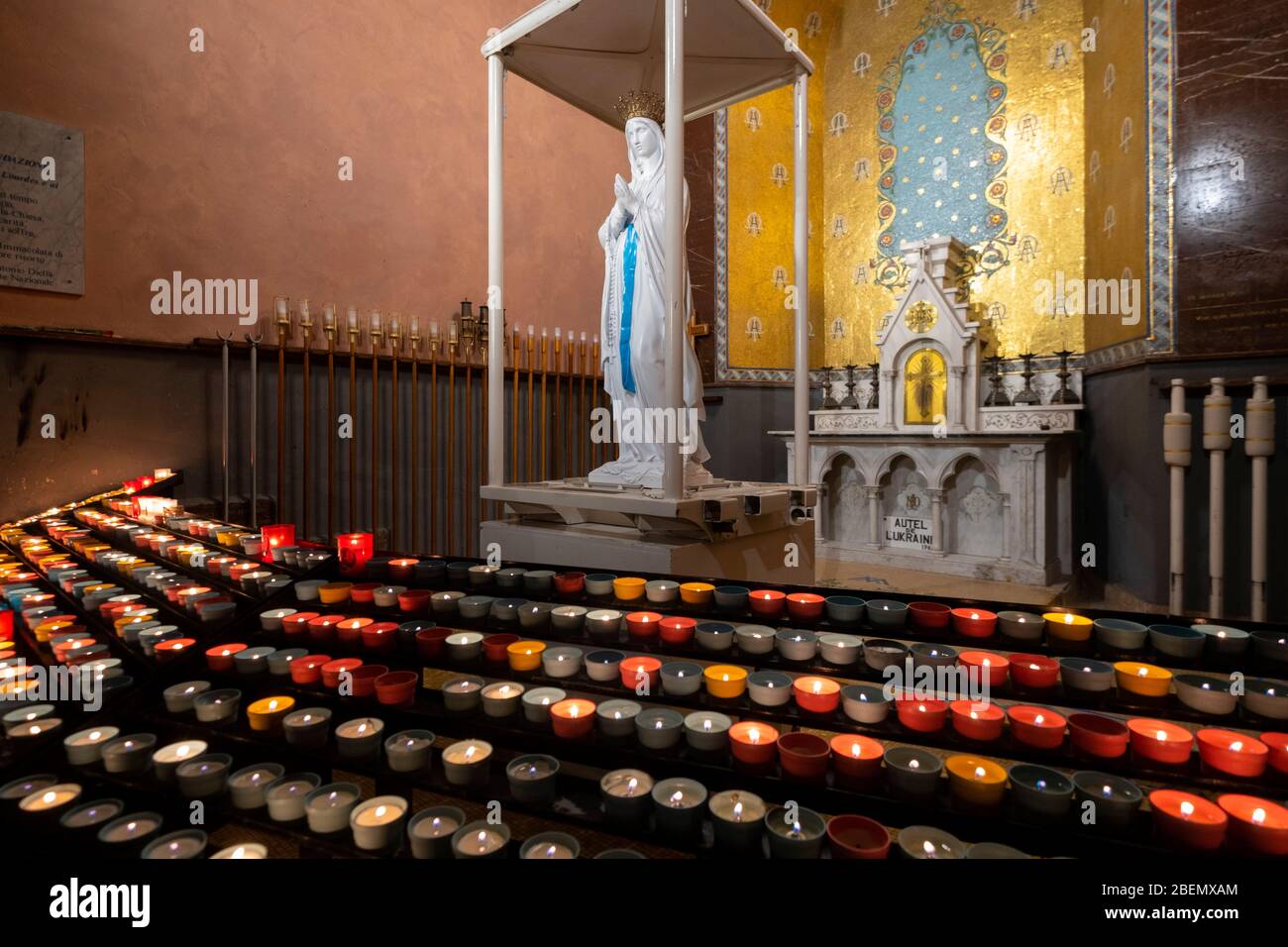 Statue de la Vierge Marie à l'intérieur de la Basilique notre Dame du Rosaire dans le Sanctuaire de notre Dame de Lourdes, France Banque D'Images