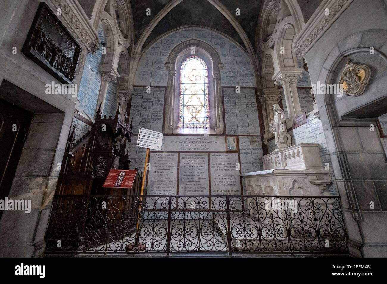 Intérieur de la basilique notre-Dame du Rosaire aka Église haute à Lourdes, France, Europe Banque D'Images