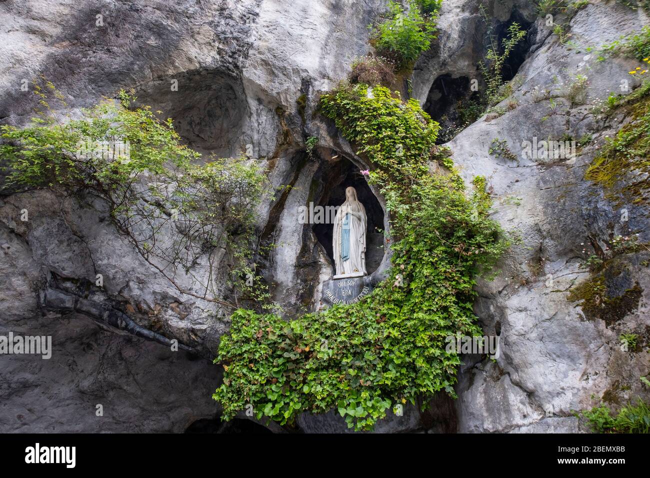 Statue de la Vierge Marie à la Grotte Massabielle de Lourdes, France, Europe Banque D'Images