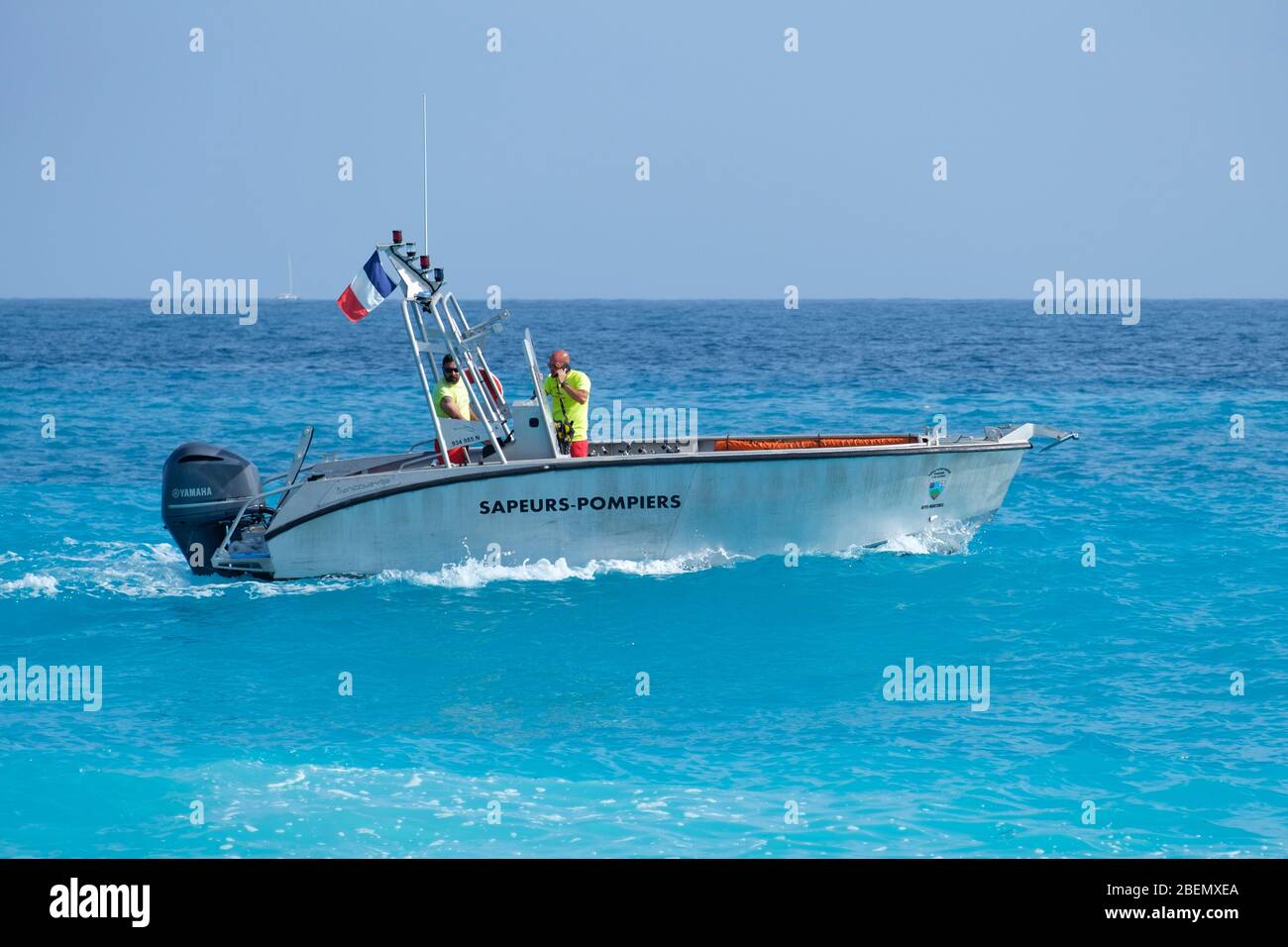 Les pommeaux sauvent le bateau de sauvetage en mer méditerranée au large de Nice, France, Europe Banque D'Images