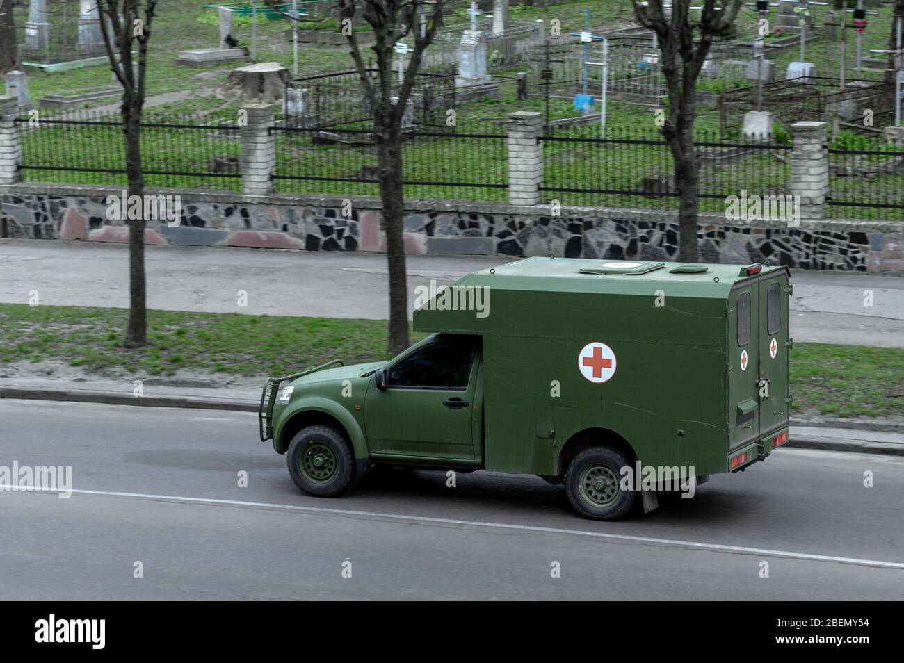 RIVNE, UKRAINE - 14 AVRIL 2020. Ambulance militaire dans la ville Banque D'Images