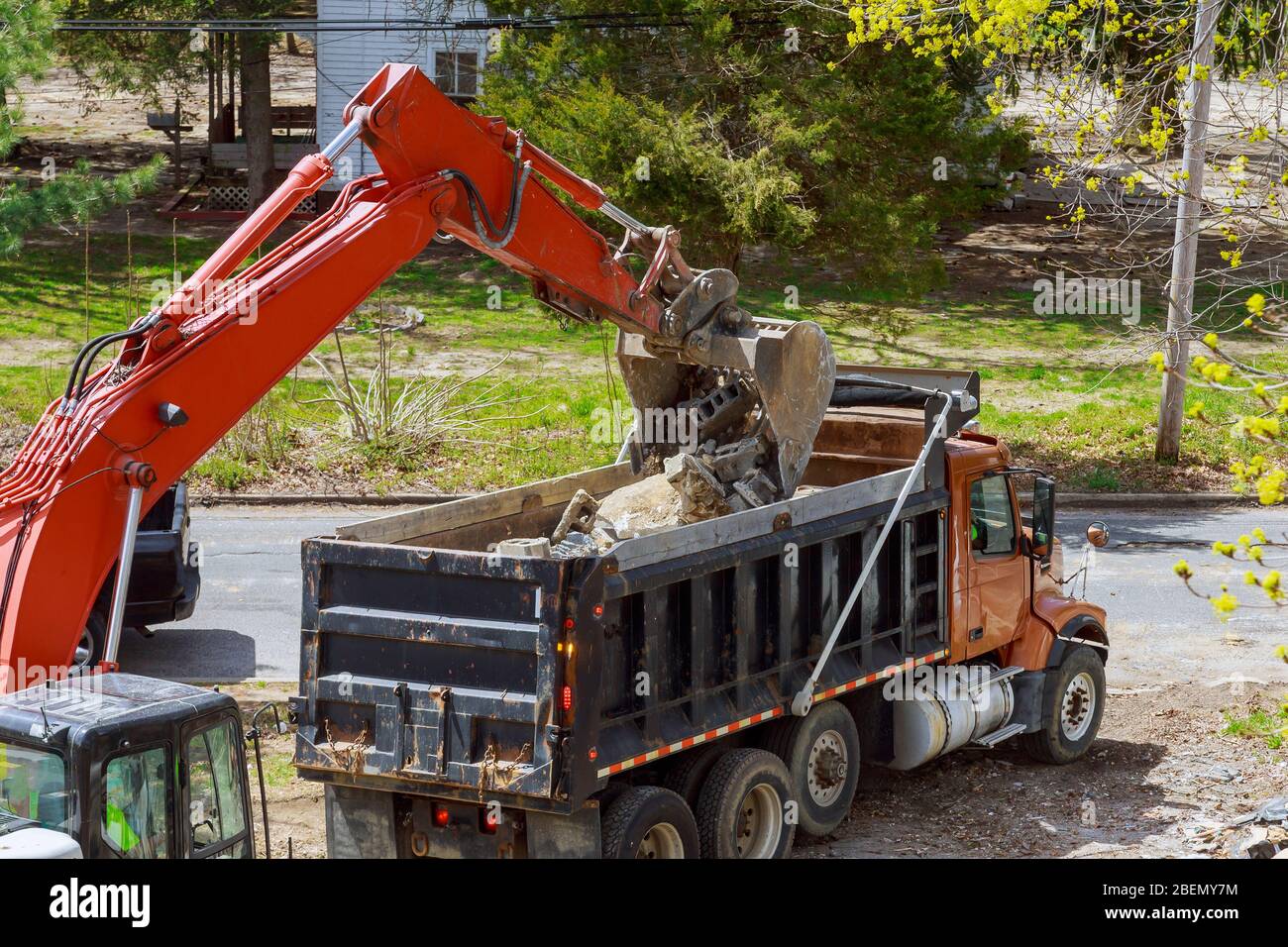 Tombereau avec chargement de pelle hydraulique pour l'élimination de la construction de débris de démolition de bâtiments de déchets Banque D'Images