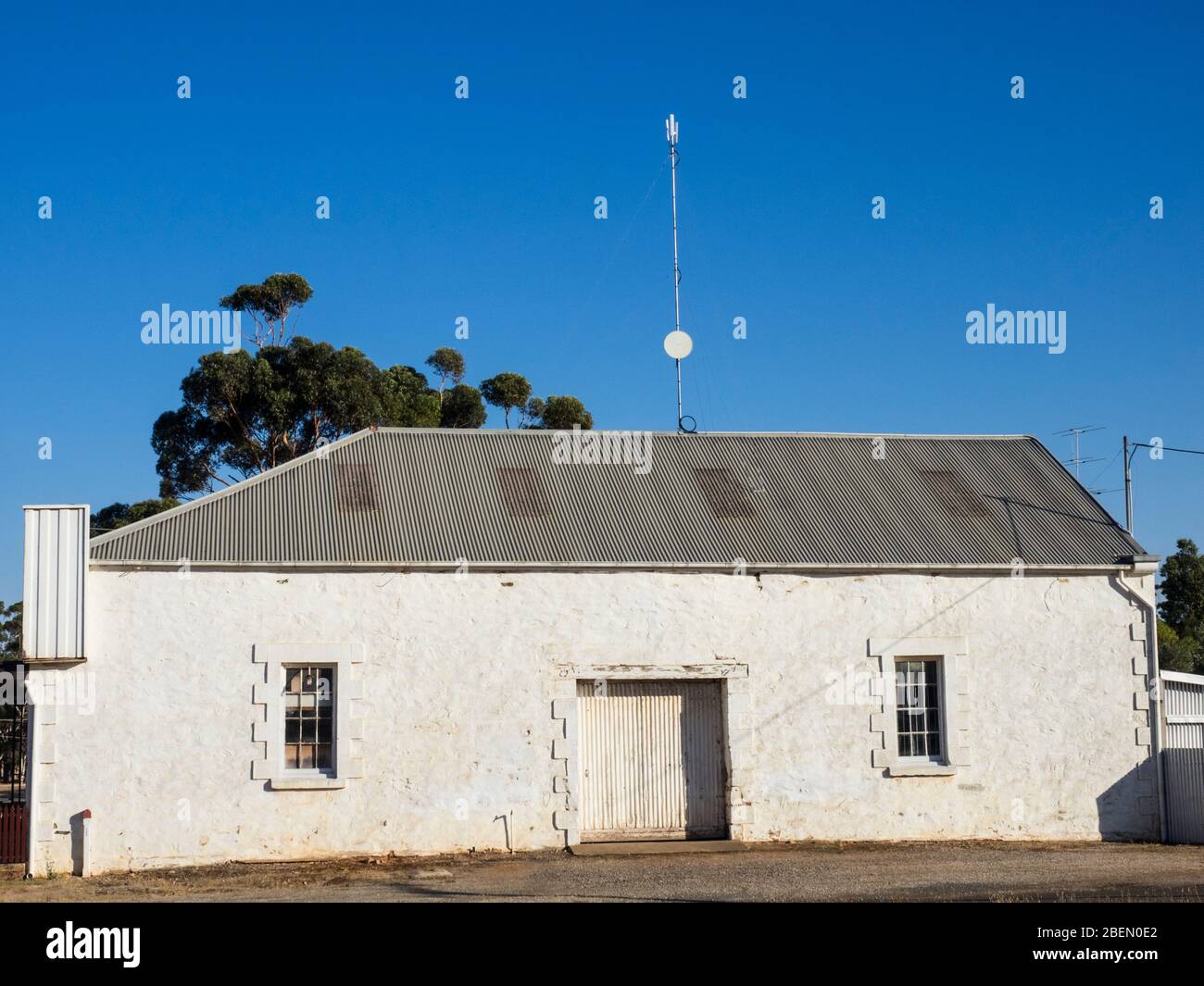 Vieux locaux commerciaux en pierre à l'angle de South Terrace et de Railway Street, Farrell Flat, Australie méridionale. Banque D'Images