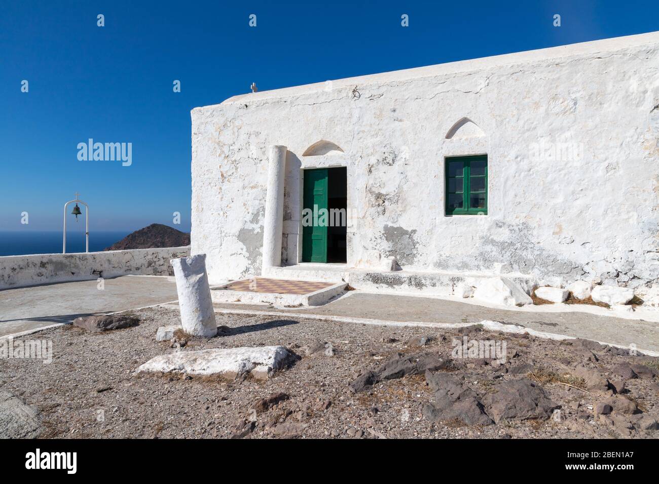 Église du prophète Elias avec le village de Trypiti en arrière-plan, Milos, Grèce Banque D'Images