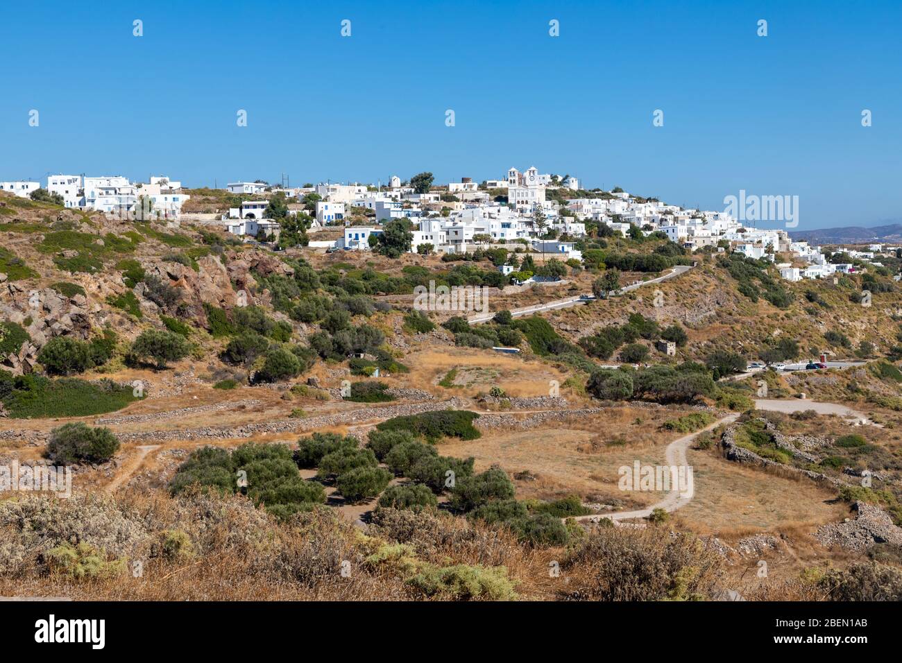 Village de Trypiti sur les montagnes et les ruines, Milos, Grèce Banque D'Images