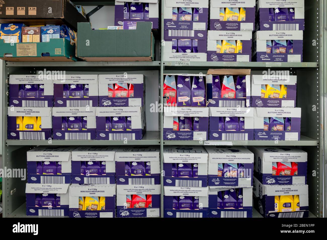 Œufs de Pâques donnés à une banque alimentaire locale Trussell Trust pour distribution aux clients Banque D'Images