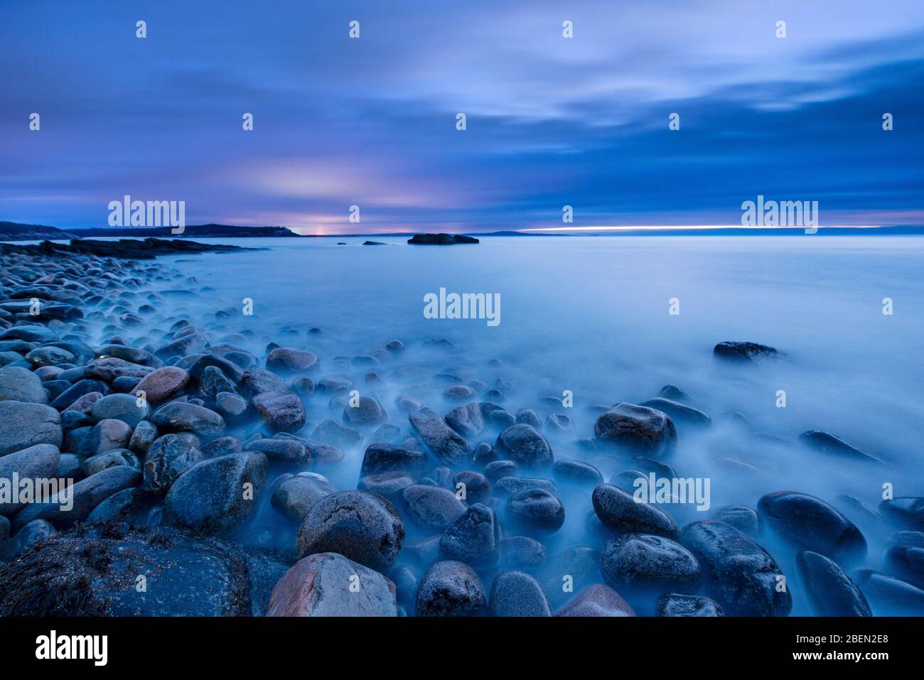 Boulder Beach Sunrise sur le parc national sauvage du Maine Acadia Banque D'Images