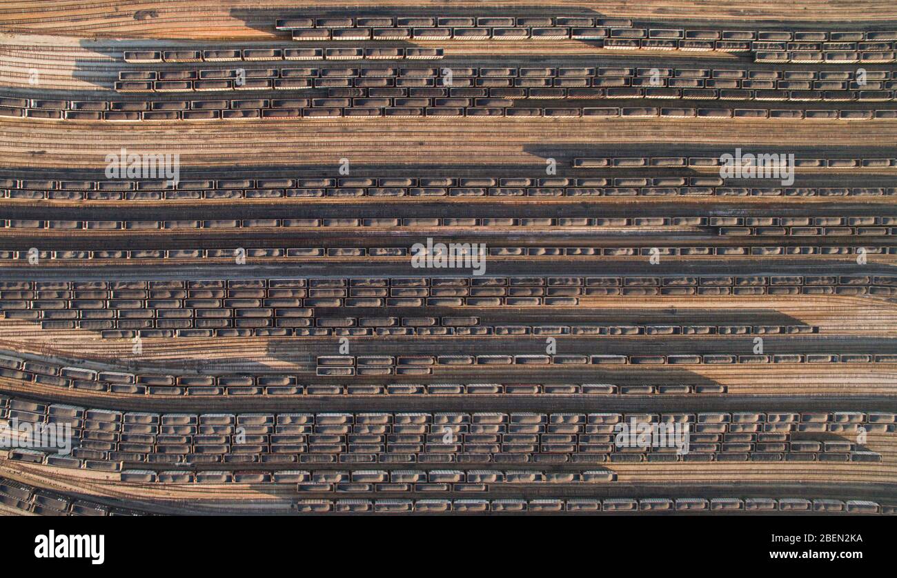Coal Cars Coverge sur le port de Virginie Banque D'Images