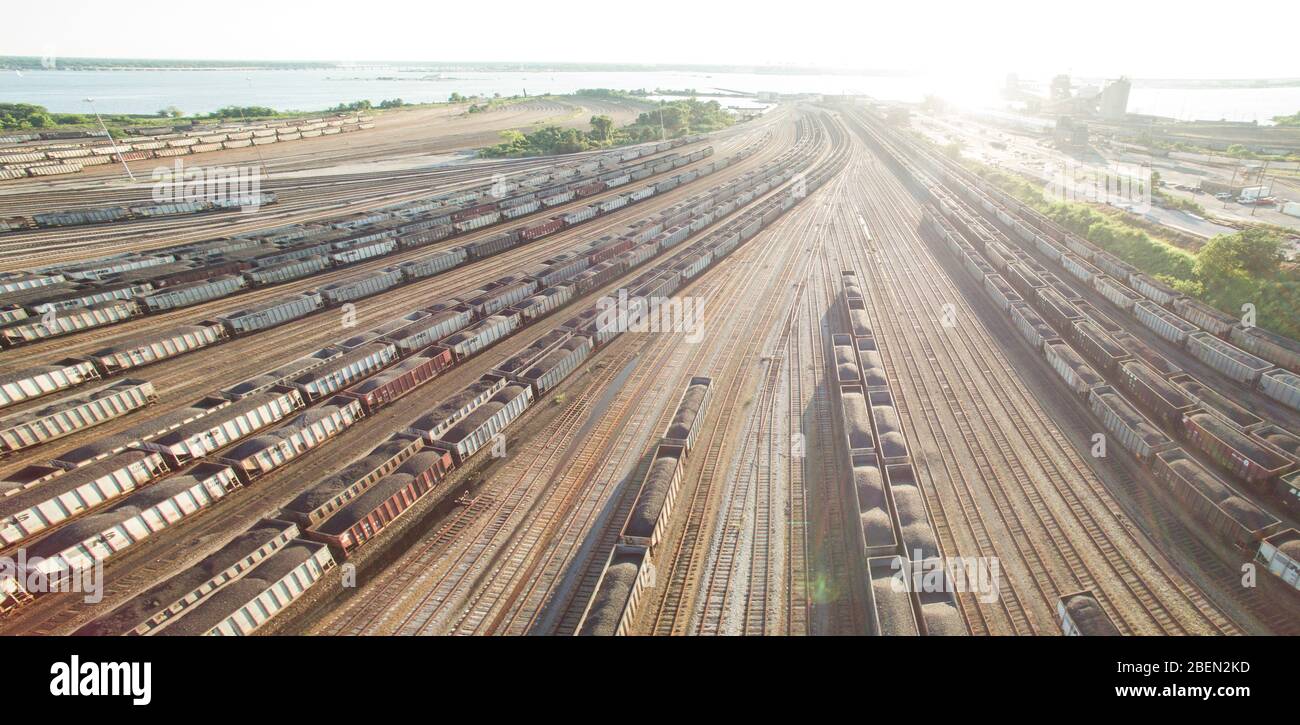 Coal Cars Coverge sur le port de Virginie Banque D'Images