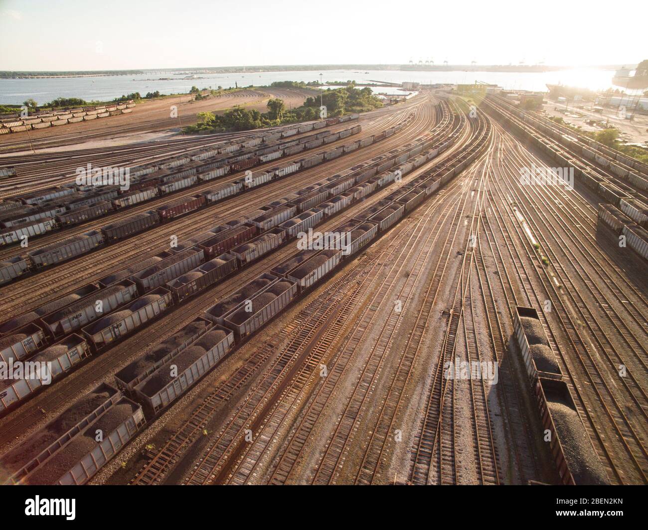 Coal Cars Coverge sur le port de Virginie Banque D'Images