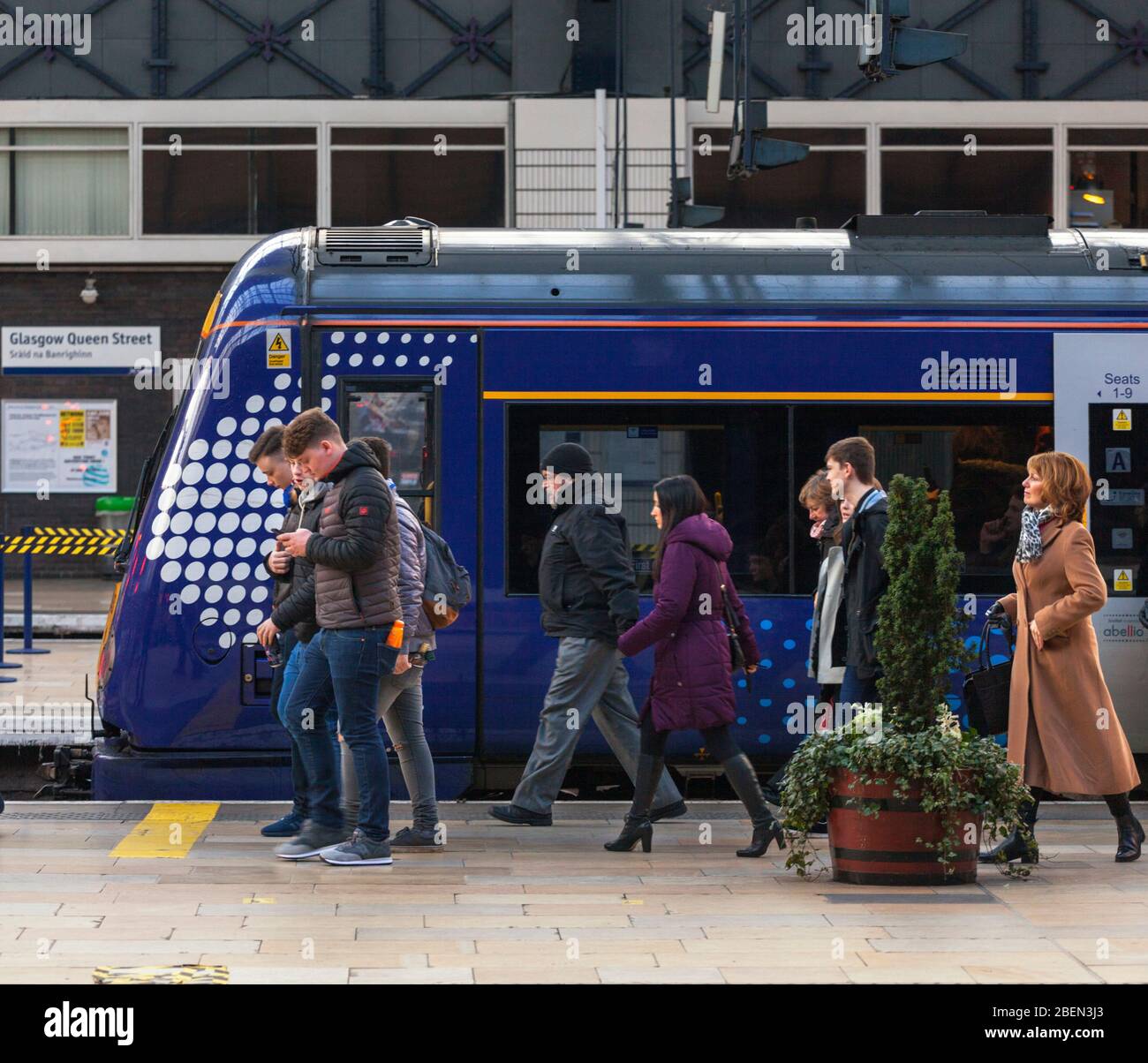 Passagers quittant un train Turbostar Abellio ScoTrail classe 170 à la gare de Glasgow Queen Street Banque D'Images