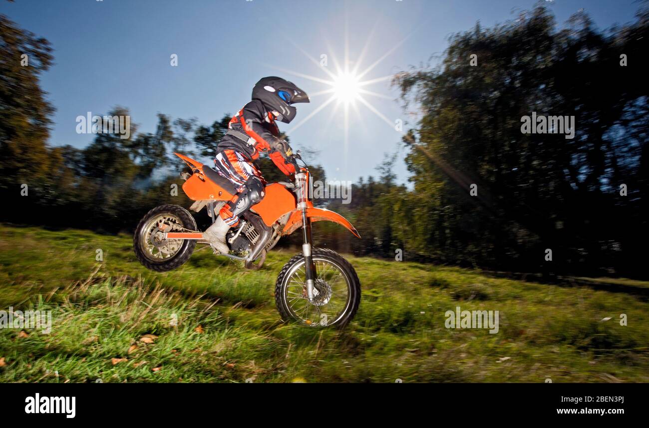 garçon de 12 ans sautant avec sa moto tout-terrain Banque D'Images