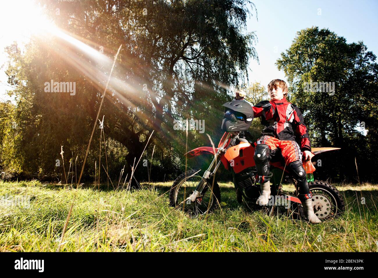 garçon de 12 ans ayant une pause sur sa moto tout-terrain Banque D'Images