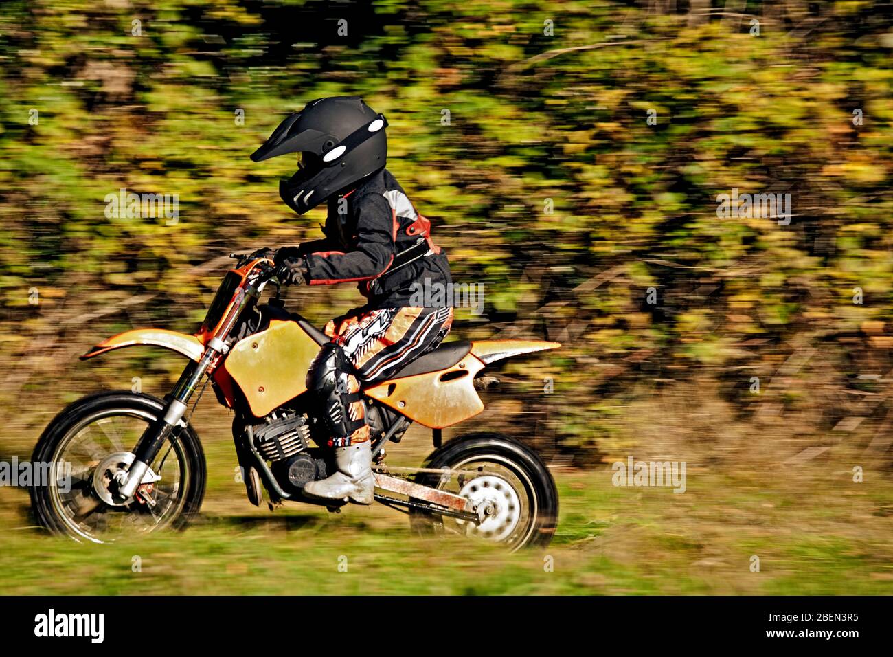 garçon de 12 ans qui a fait son motocross sur le terrain Banque D'Images