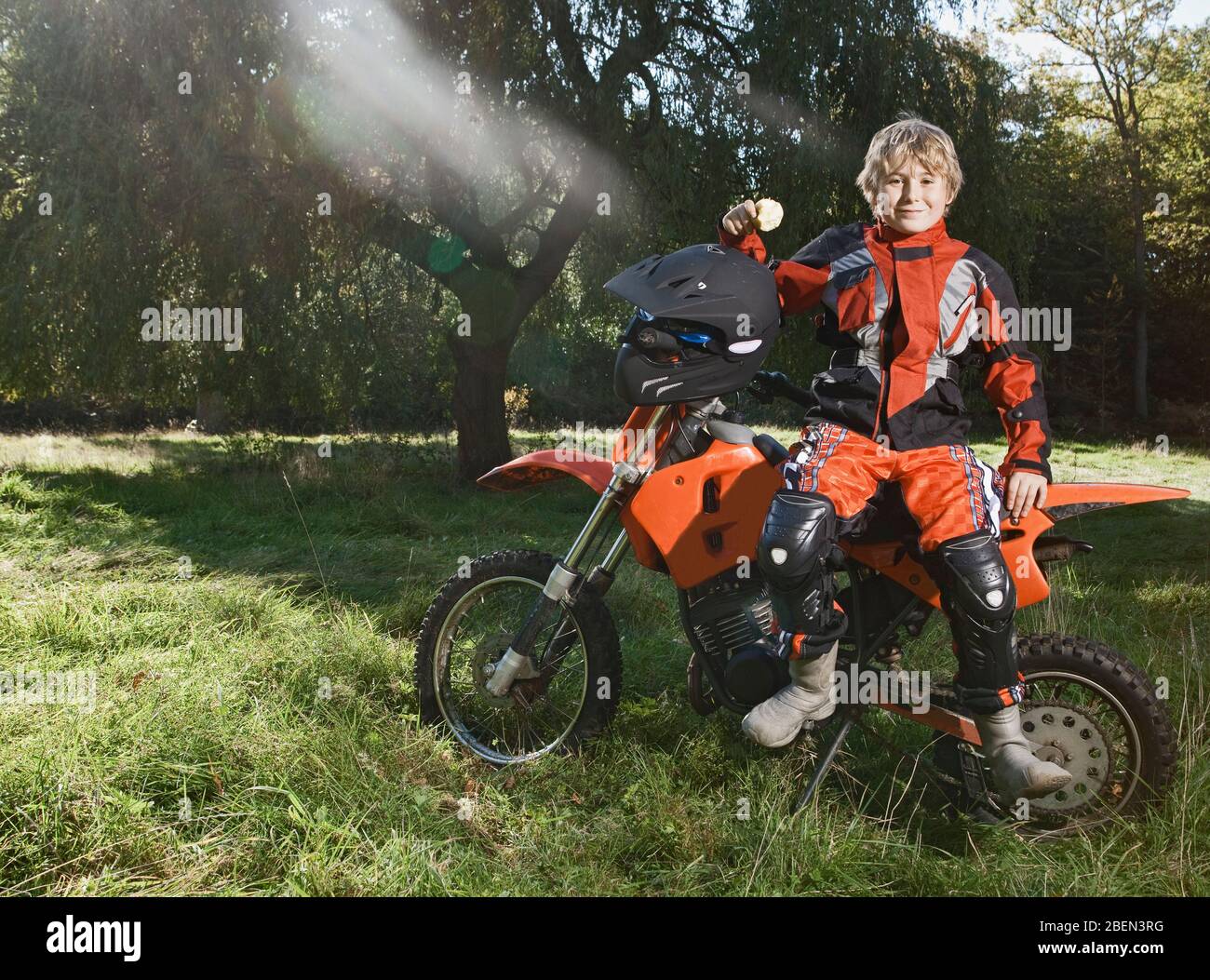 garçon de 12 ans ayant une pause sur sa moto tout-terrain Banque D'Images