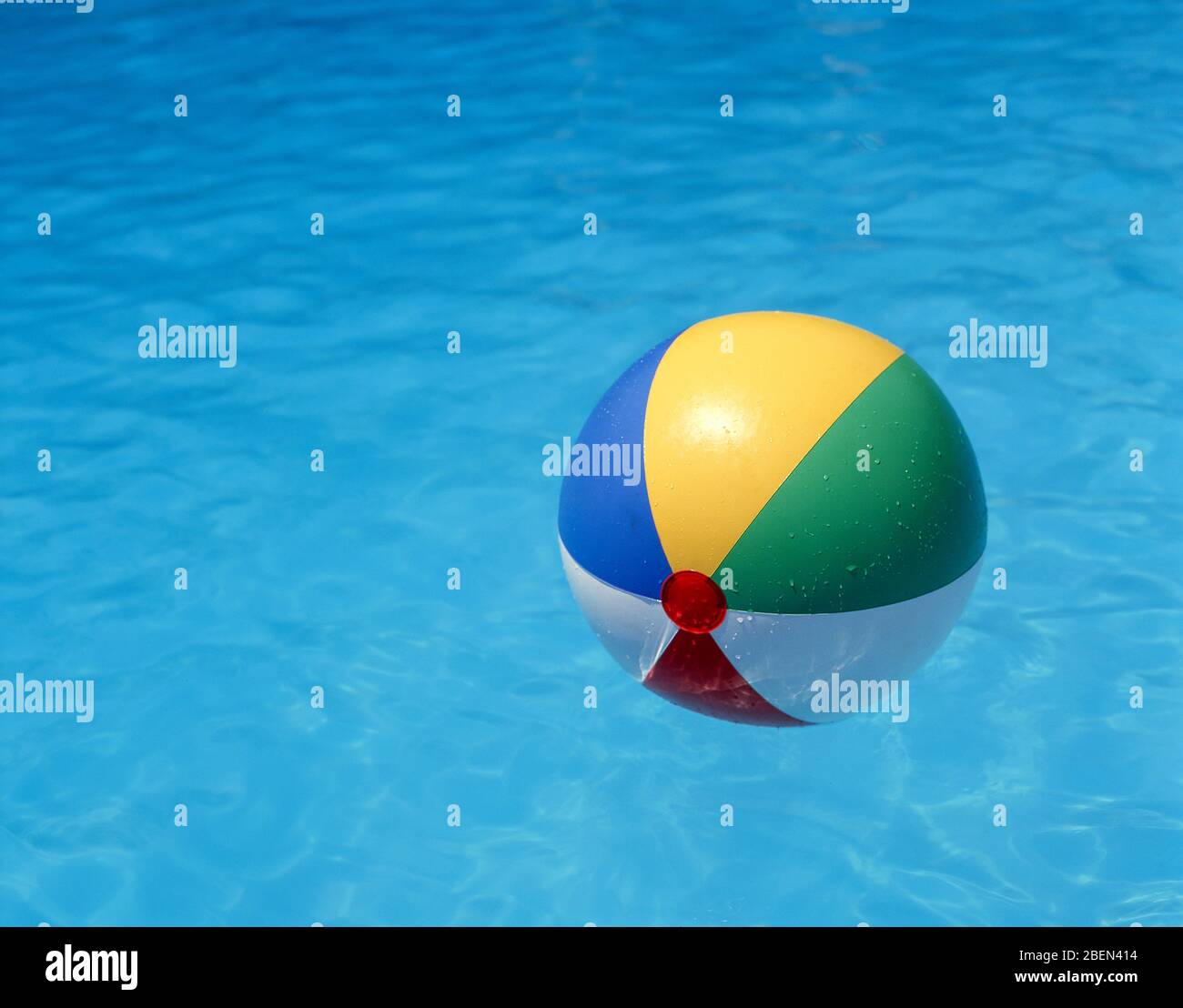 Beach ball dans la piscine de l'hôtel, Platja de Sant Tomàs, Sant Tomàs, Minorque, Iles Baléares, Espagne Banque D'Images