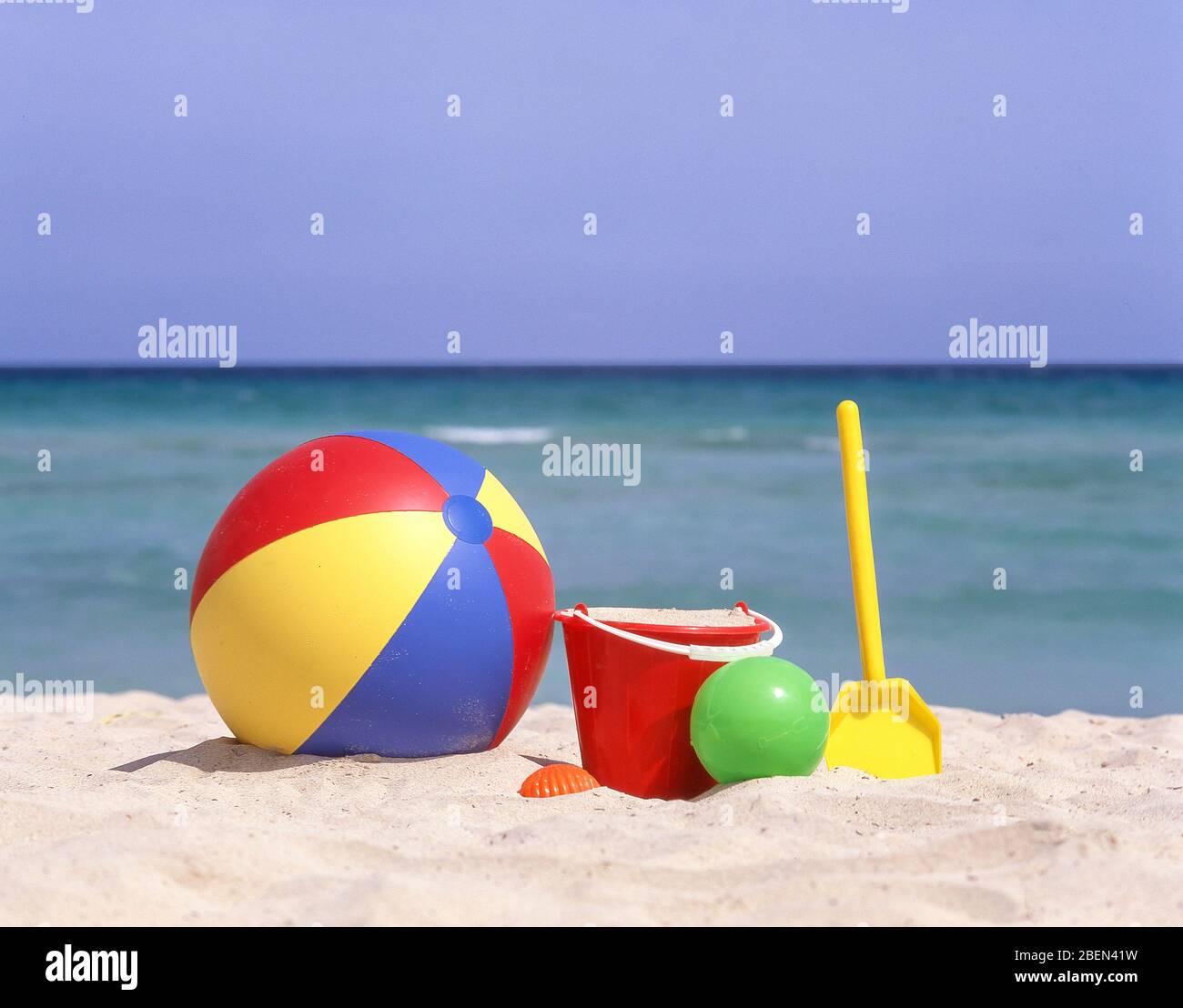 Seau, boule de plage et chat, Platja de Sant Tomàs, Sant Tomàs, Minorque, Iles Baléares, Espagne Banque D'Images