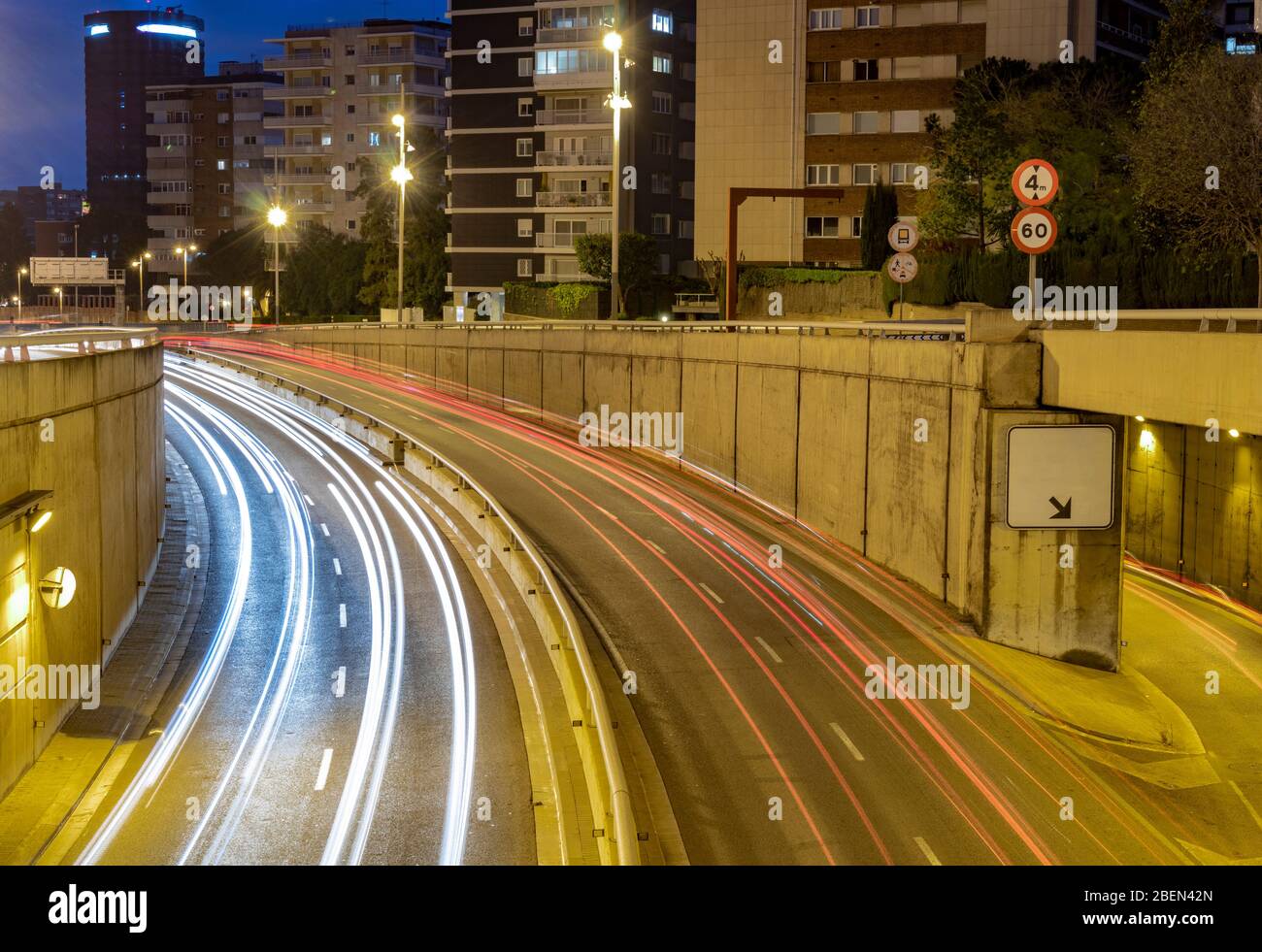 Les lumières des voitures dans les rues d'une ville la nuit Banque D'Images