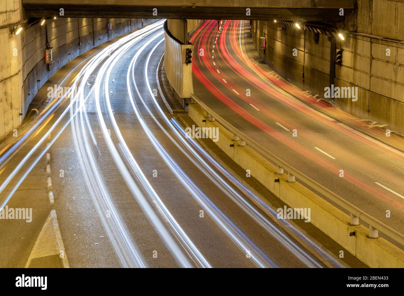 Les lumières des voitures dans les rues d'une ville la nuit Banque D'Images