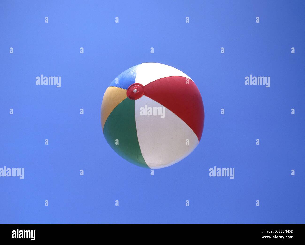 Beach ball contre le ciel bleu, Platja de Sant Tomàs, Sant Tomàs, Minorque, Iles Baléares, Espagne Banque D'Images