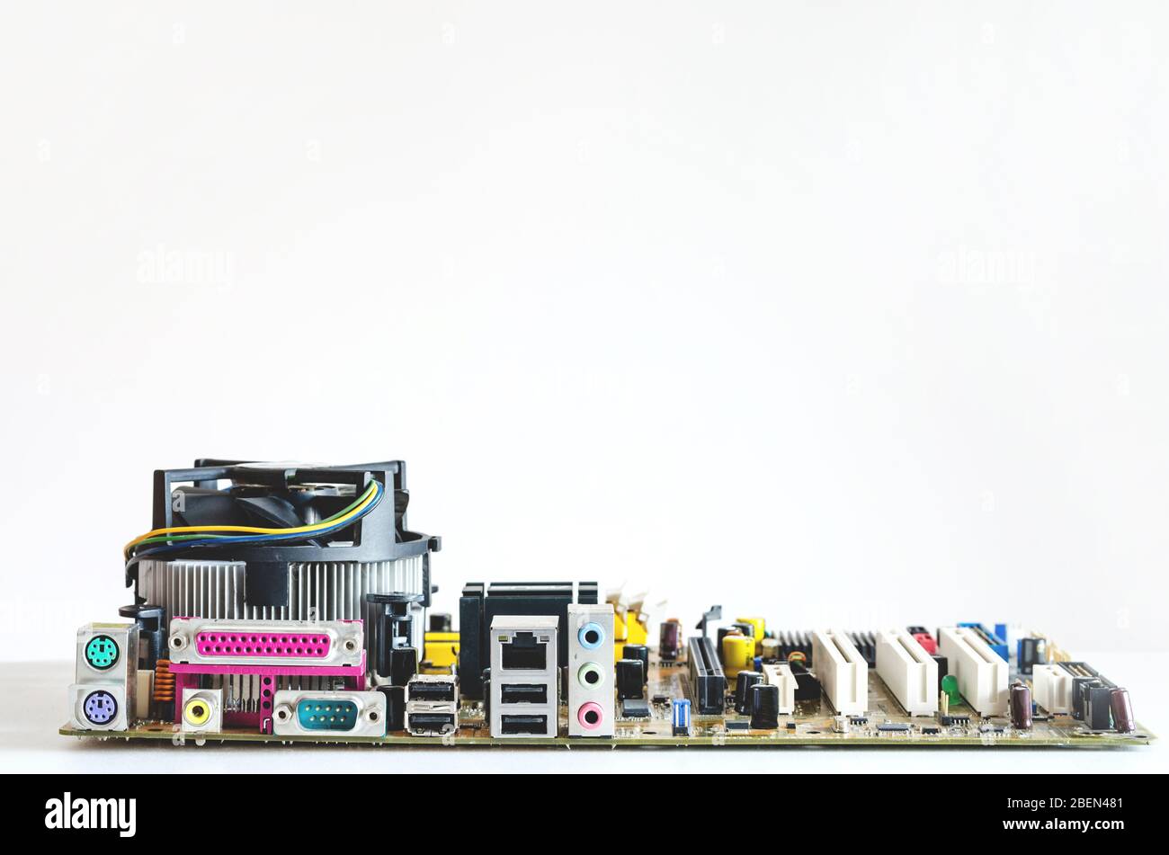 Vue de face d'une carte mère démontée sur fond blanc . Équipement électronique prêt pour la réparation Banque D'Images