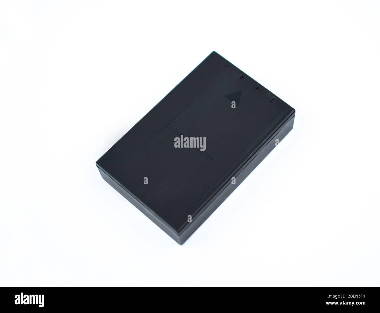 Batterie de couleur noire d'un appareil photo numérique placé sur un fond blanc isolé Banque D'Images