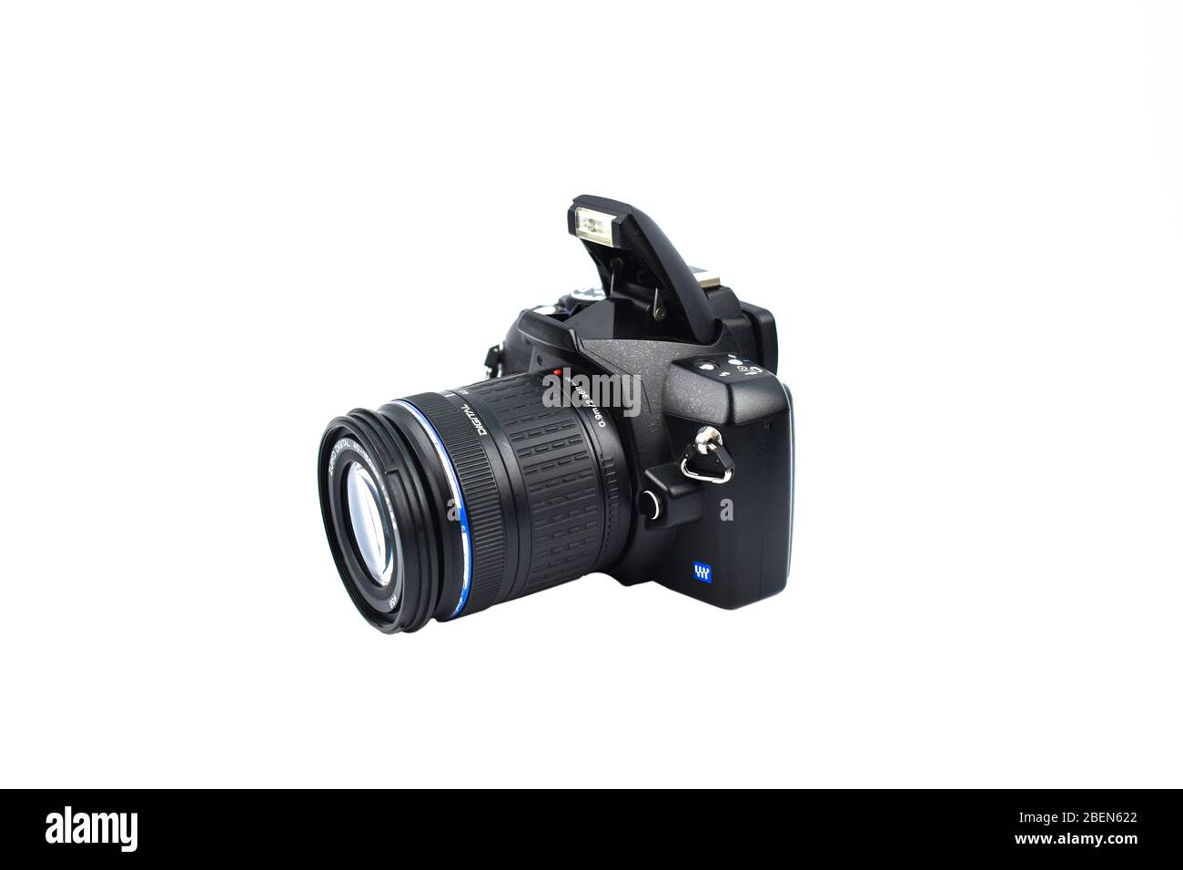 Un appareil photo numérique noir foncé avec objectif fixé sur un fond blanc isolé Banque D'Images