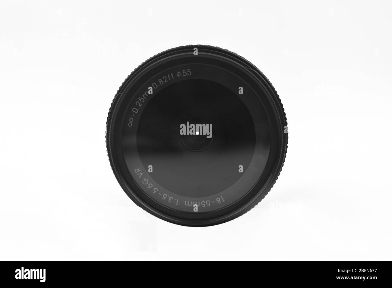 Image fixe d'un objectif de caméra couleur noire d'un appareil photo numérique placé sur un fond blanc isolé Banque D'Images