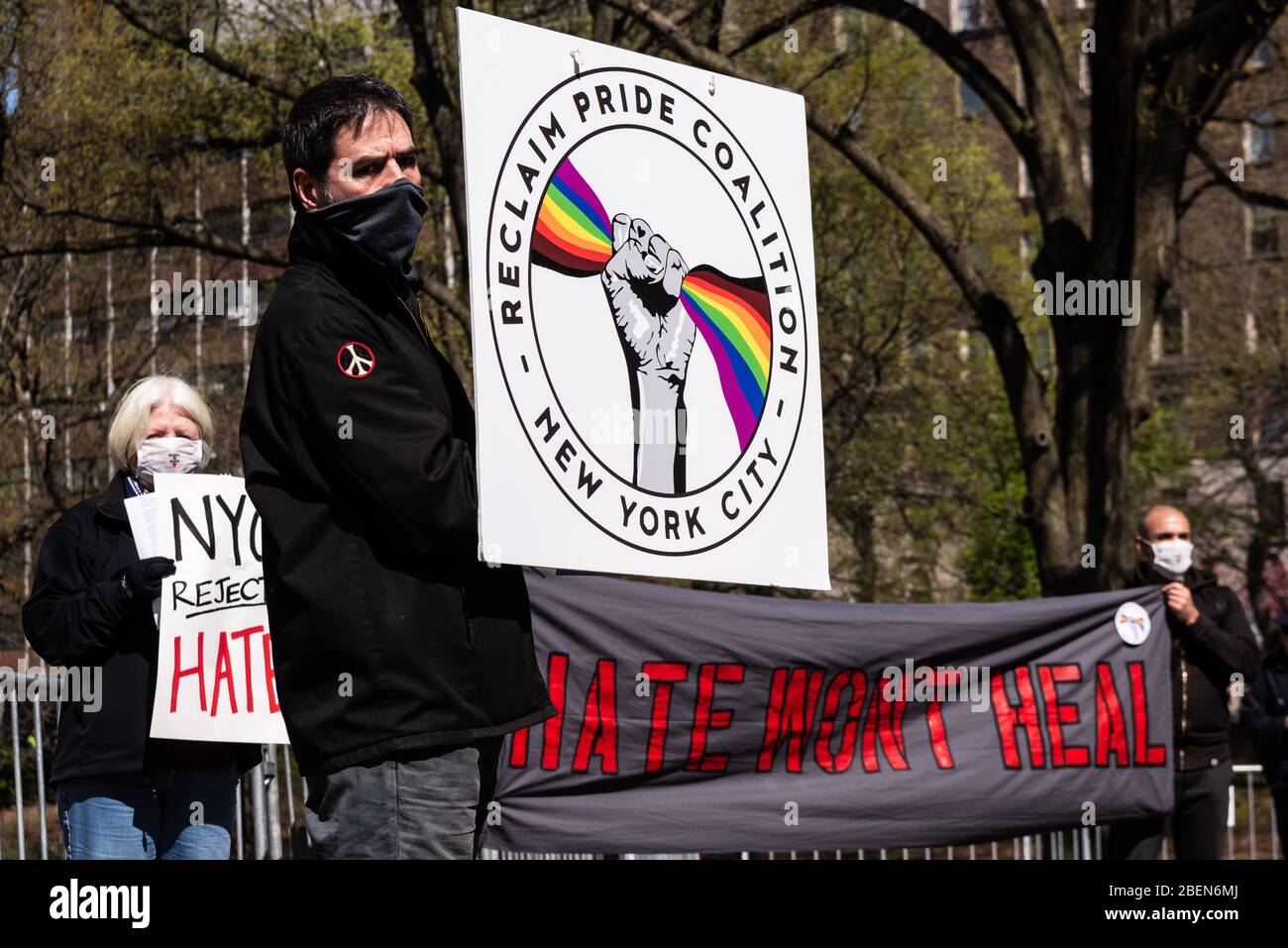 New York, États-Unis. 14 avril 2020. Les militants LGBTQ ont des signes protestant contre la tente de l'hôpital de Purse de Samaritan dans Central Park à New York le 14 avril 2020. L'organisation évangélique d'aide humanitaire chrétienne, fondée par le pasteur de droite Franklin Graham, exige que les employés et les bénévoles signent un « rétablissement de la foi » acceptant la discrimination à l'égard des membres de la communauté LGBTQ. (Photo de Gabriele Holtermann-Gorden/Sipa USA) crédit: SIPA USA/Alay Live News Banque D'Images