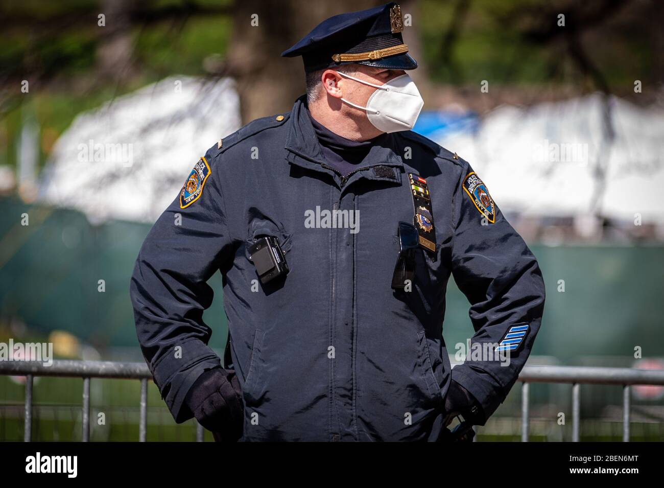 New York, États-Unis. 14 avril 2020. Un officier du NYPD s'assure que les distanciation sociale sont respectées lors d'une conférence de presse de la "Reclaim Pride Coalition" à l'extérieur de la tente de l'hôpital de Pusse de Samaritan à Central Park le 14 avril 2020, à New York. La Purse de Samaritan, une organisation évangélique d'aide humanitaire chrétienne, fondée par le pasteur de droite Franklin Graham, exige que les employés et les bénévoles signent des "testaments de la foi" acceptant la discrimination contre les individus plus queers. (Photo de Gabriele Holtermann-Gorden/Sipa USA) crédit: SIPA USA/Alay Live News Banque D'Images