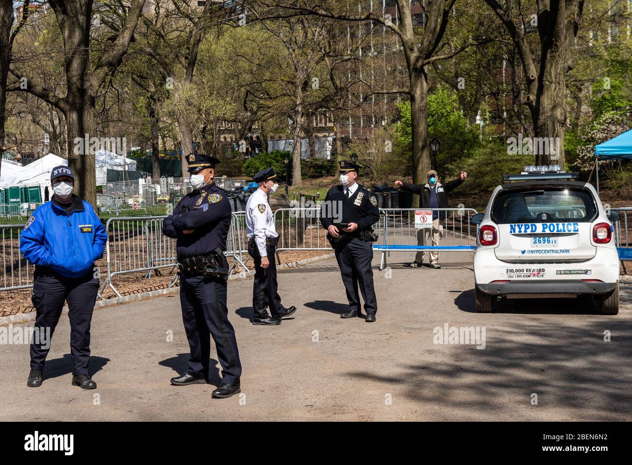 New York, États-Unis. 14 avril 2020. Les membres du NYPD s'assurent que les distanciation sociale sont respectées lors d'une conférence de presse de la "Reclaim Pride Coalition" à l'extérieur de la tente de l'hôpital de Pusse de Samaritan à Central Park le 14 avril 2020, à New York. La Purse de Samaritan, une organisation évangélique d'aide humanitaire chrétienne, fondée par le pasteur de droite Franklin Graham, exige que les employés et les bénévoles signent des "testaments de la foi" acceptant la discrimination contre les individus plus queers. (Photo de Gabriele Holtermann-Gorden/Sipa USA) crédit: SIPA USA/Alay Live News Banque D'Images