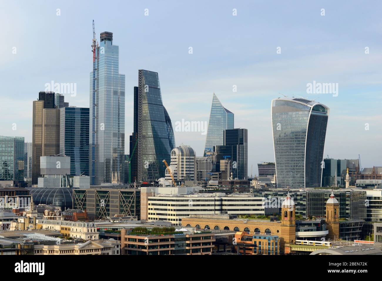 Vue panoramique sur les célèbres bâtiments de la ville de Londres, prise de la plate-forme de visualisation de Tate Modern, Londres, Royaume-Uni Banque D'Images