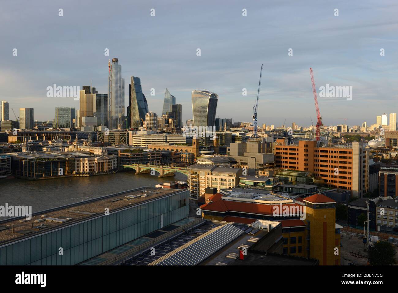 Vue sur les célèbres bâtiments de la ville de Londres, prise de la plate-forme d'observation pendant que le soleil se prépare à se coucher à Tate Modern, Londres, Royaume-Uni Banque D'Images