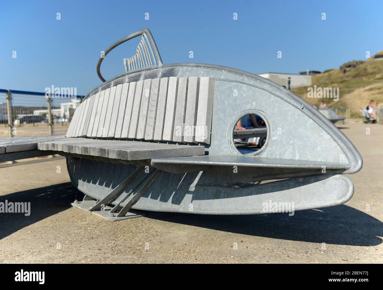 Un banc sur le thème du poisson inhabituel au bord de mer à Seaford, près d'Eastbourne, East Sussex, Royaume-Uni Banque D'Images