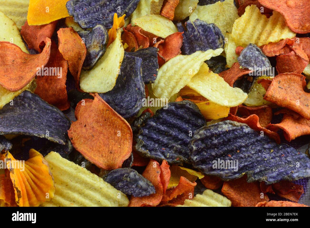 Gros morceaux de légumes à base de pommes de terre d'or du yukon, de pommes de terre bleues et de patates douces Banque D'Images