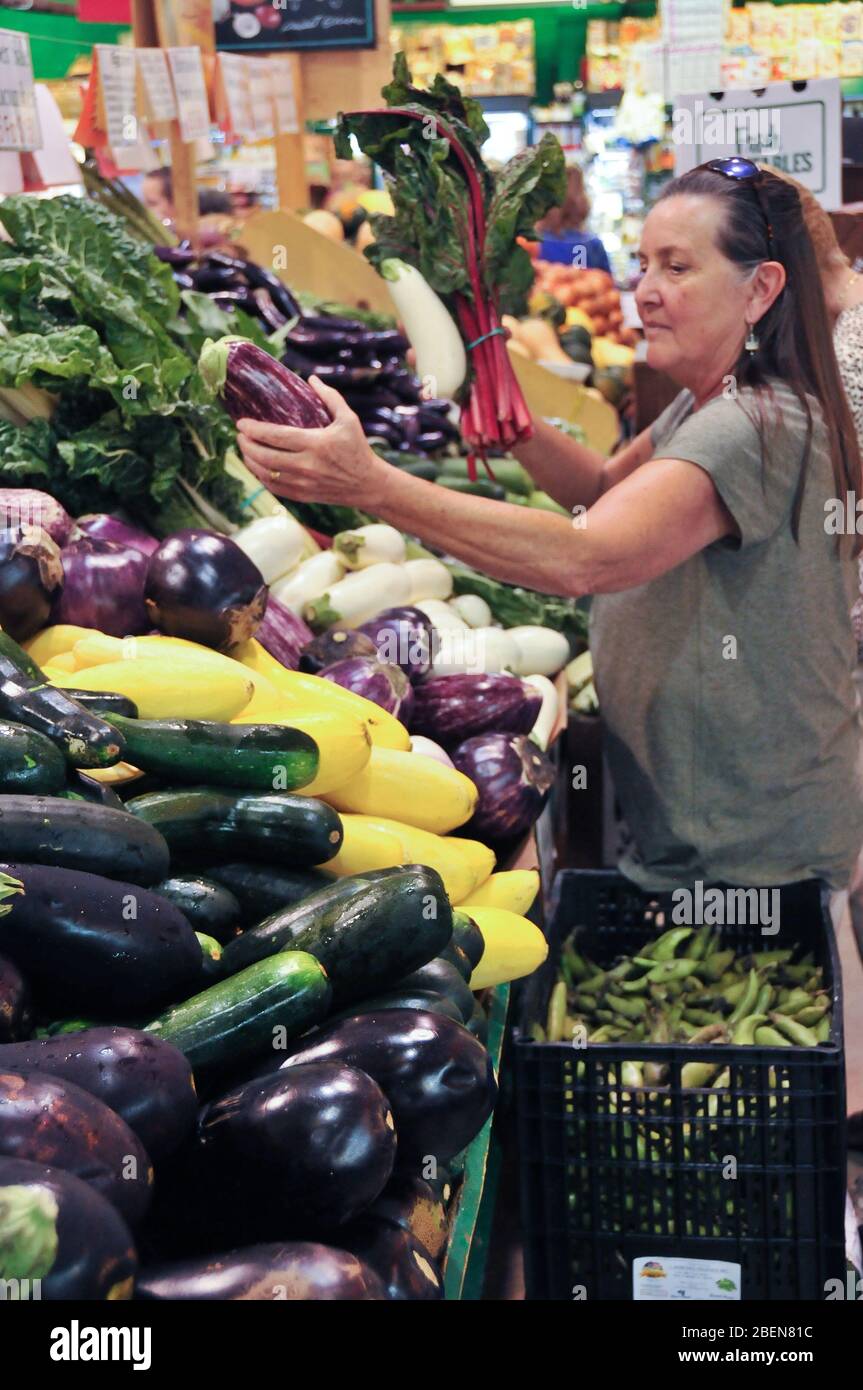 Femme d'âge moyen faisant du shopping pour des produits Banque D'Images