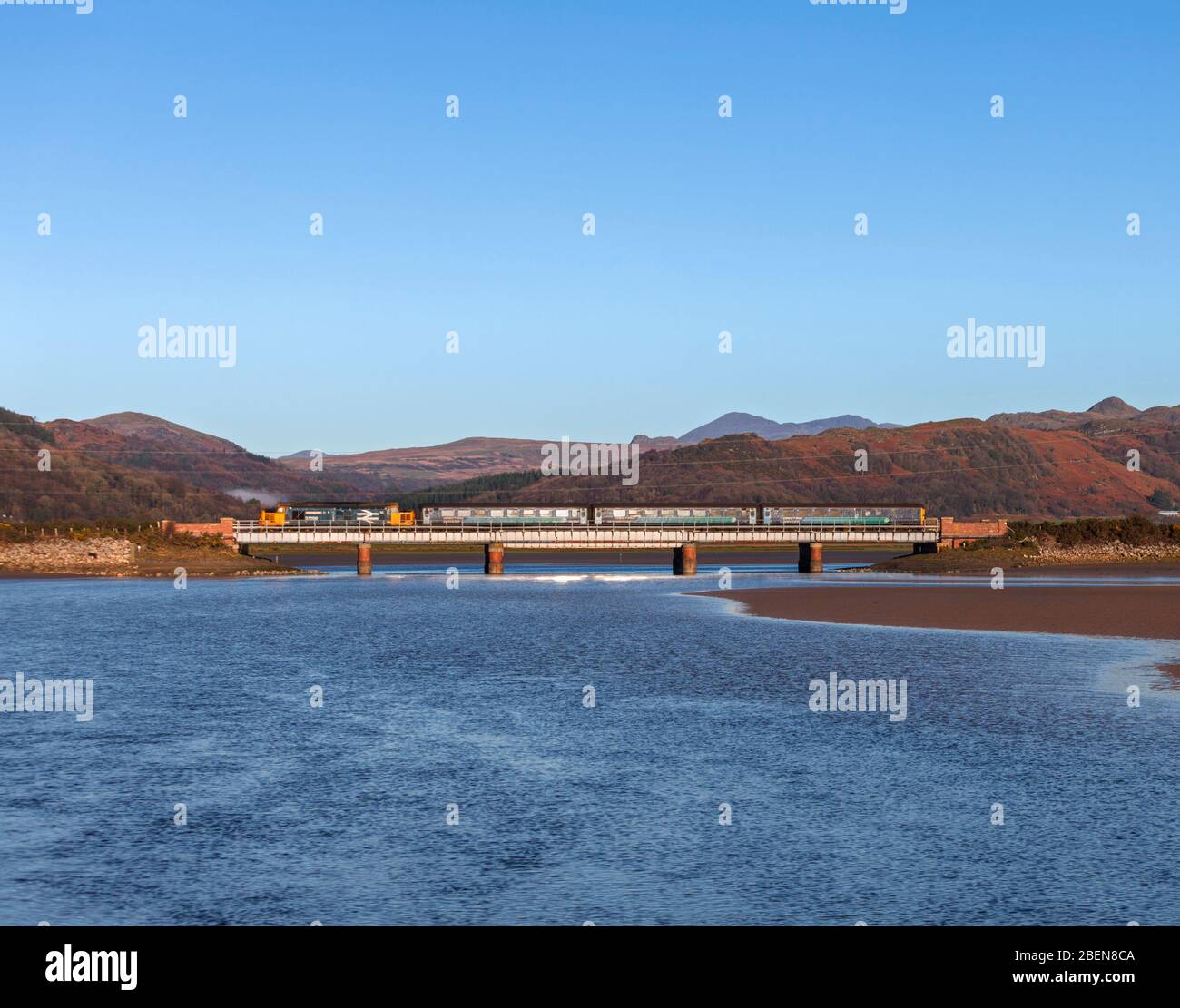 DRS classe 37 train de locomotive traversant duddon viaduc sur la ligne ferroviaire pittoresque de la côte Cumbrienne avec un service de voyageurs du rail du Nord Banque D'Images