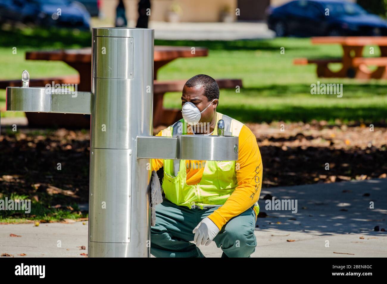 San Pedro, CA - un agent des parcs et des loisirs désinfecte les fontaines d'eau dans le parc Pt Fermin pendant le séjour au coronavirus, commander à domicile le 14 avril 2020 Banque D'Images