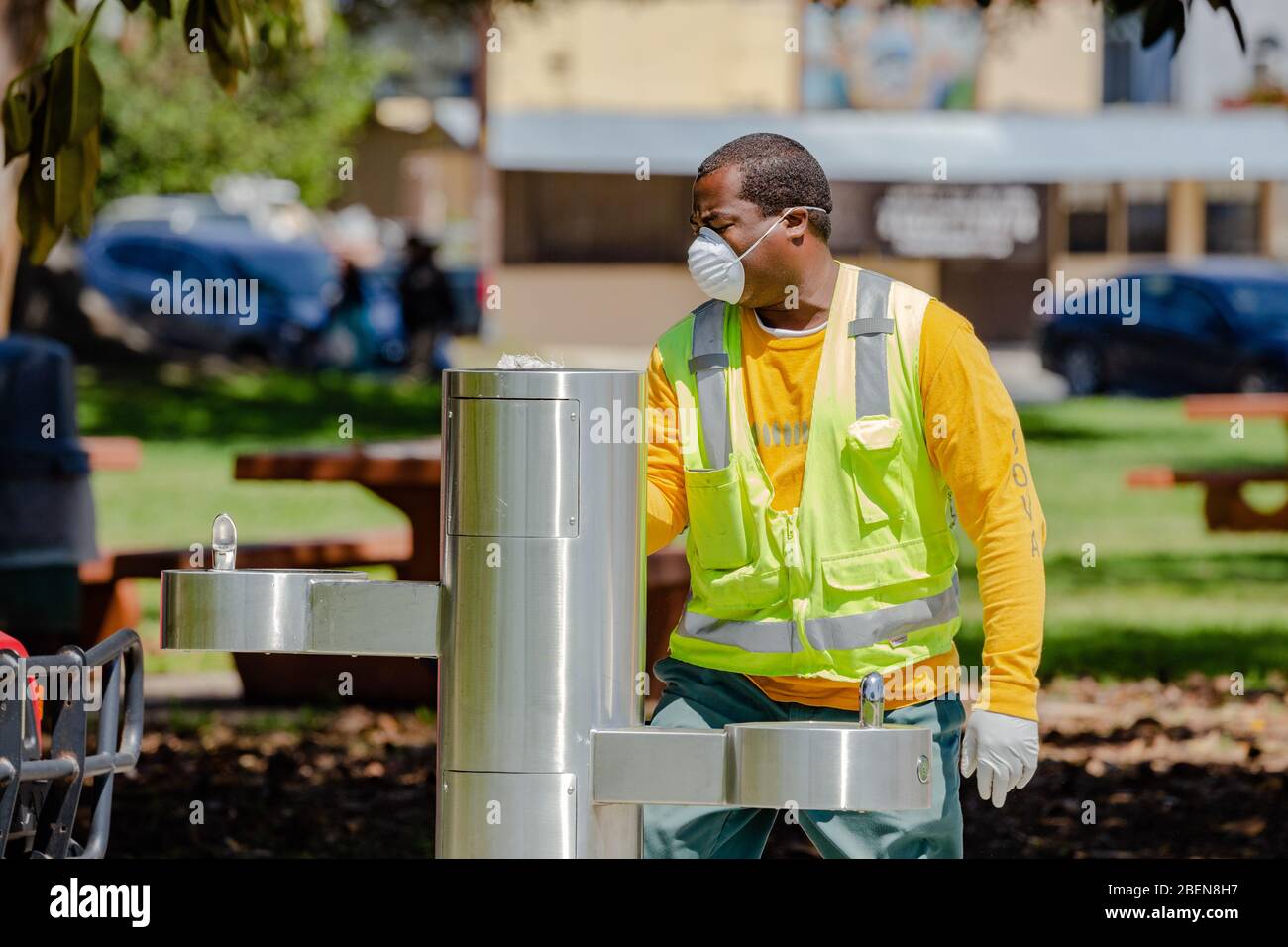 San Pedro, CA - un agent des parcs et des loisirs désinfecte les fontaines d'eau dans le parc Pt Fermin pendant le séjour au coronavirus, commander à domicile le 14 avril 2020 Banque D'Images