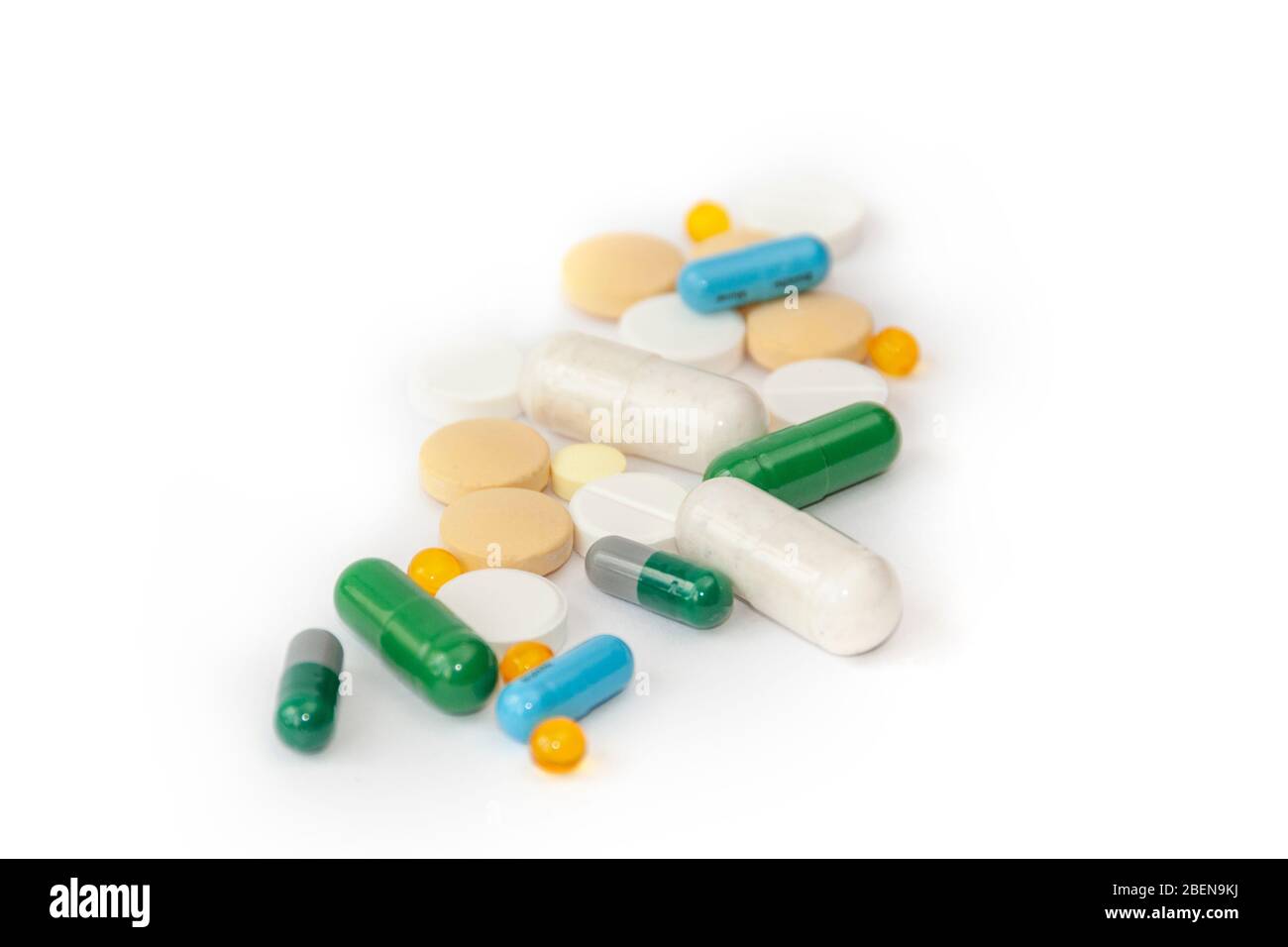 Tas de divers médicaments pilules sur fond blanc. Forte demande de médicaments pour le traitement du coronavirus Banque D'Images