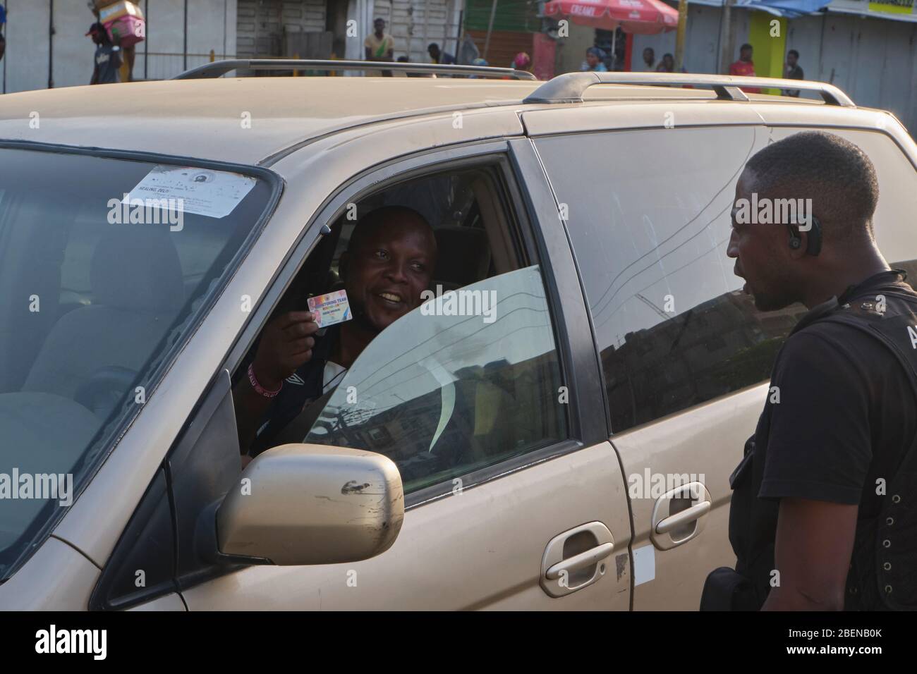 Un automobiliste montre un policier son ID à Checkpoint pendant Covid-19 à Lagos, au Nigeria. Banque D'Images