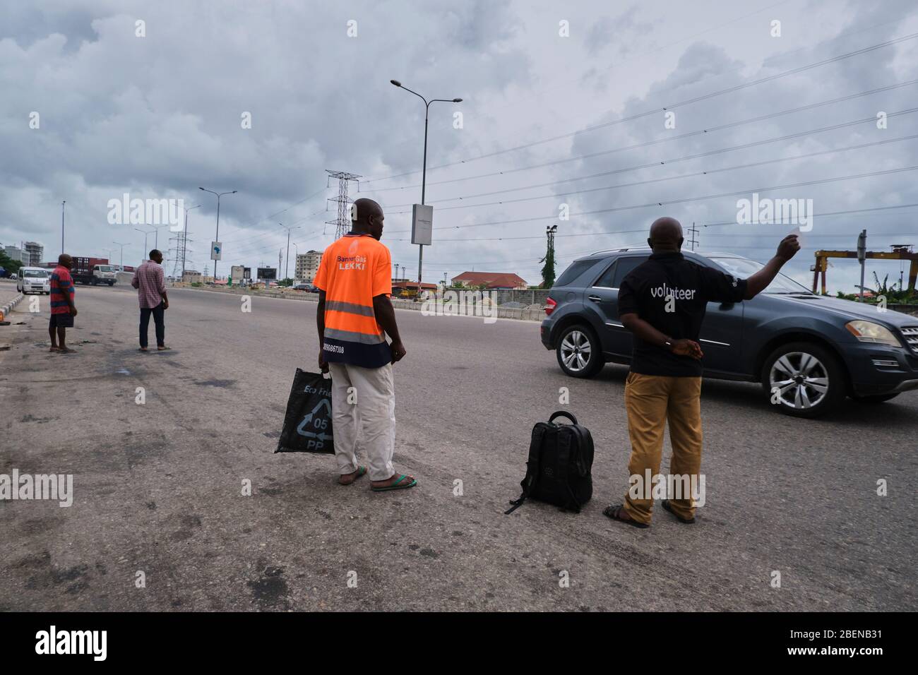 Les gens essaient de faire des drapeaux sur les voitures pour arriver à leur destination pendant le verrouillage de Covid-19 à Lagos, au Nigeria. Banque D'Images