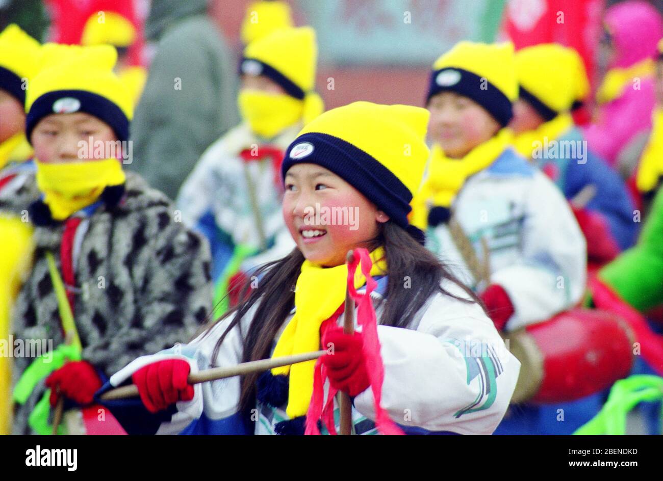 Petite fille à la compétition de tambour accueillant le nouveau siècle organisé par Daqing City en 2000 Banque D'Images