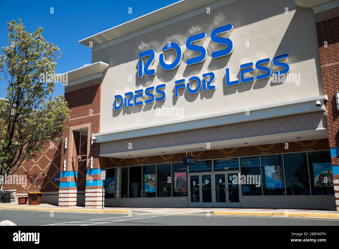 Un logo en dehors d'un magasin de détail Ross Stores à Stafford, en Virginie, le 2 avril 2020. Banque D'Images