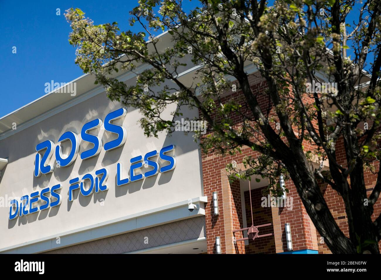 Un logo en dehors d'un magasin de détail Ross Stores à Stafford, en Virginie, le 2 avril 2020. Banque D'Images