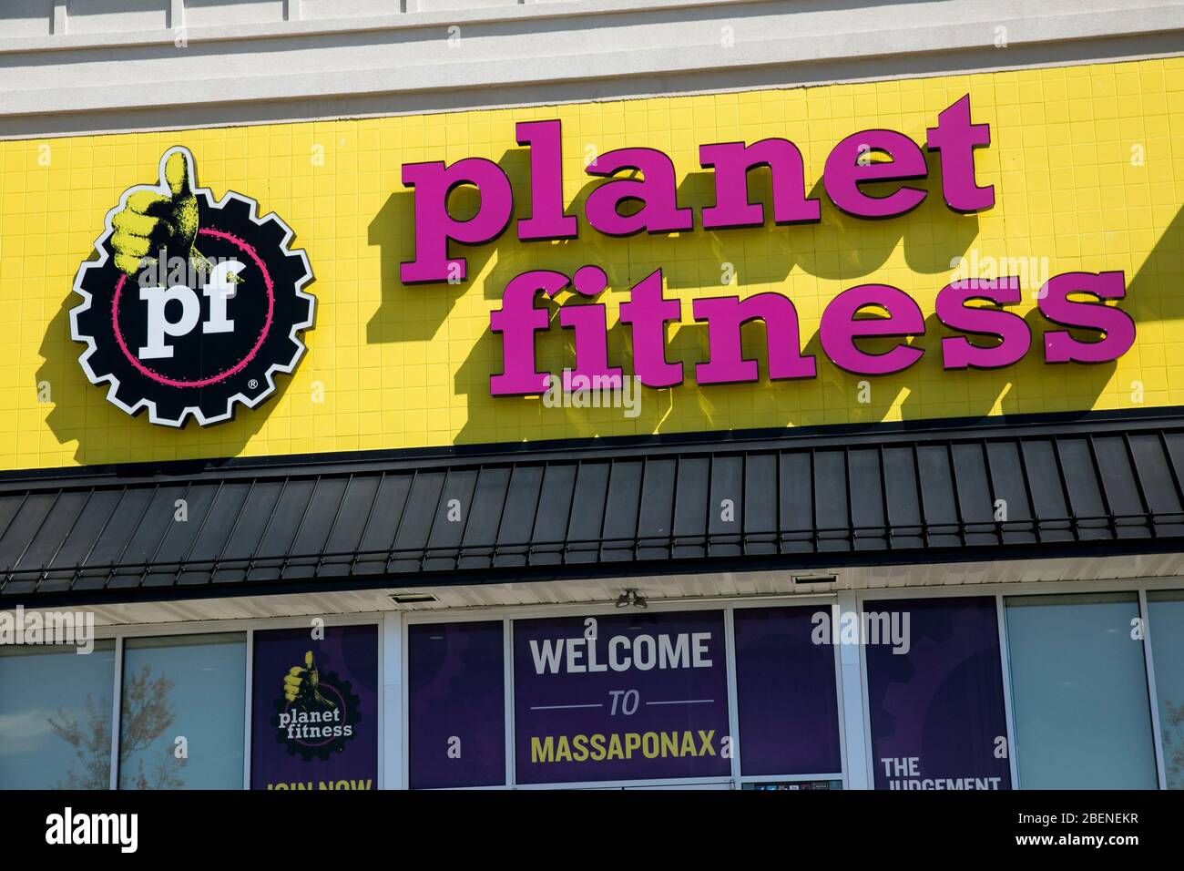 Un logo en dehors d'un emplacement Planet Fitness à Fredericksburg, Virginie, le 2 avril 2020. Banque D'Images
