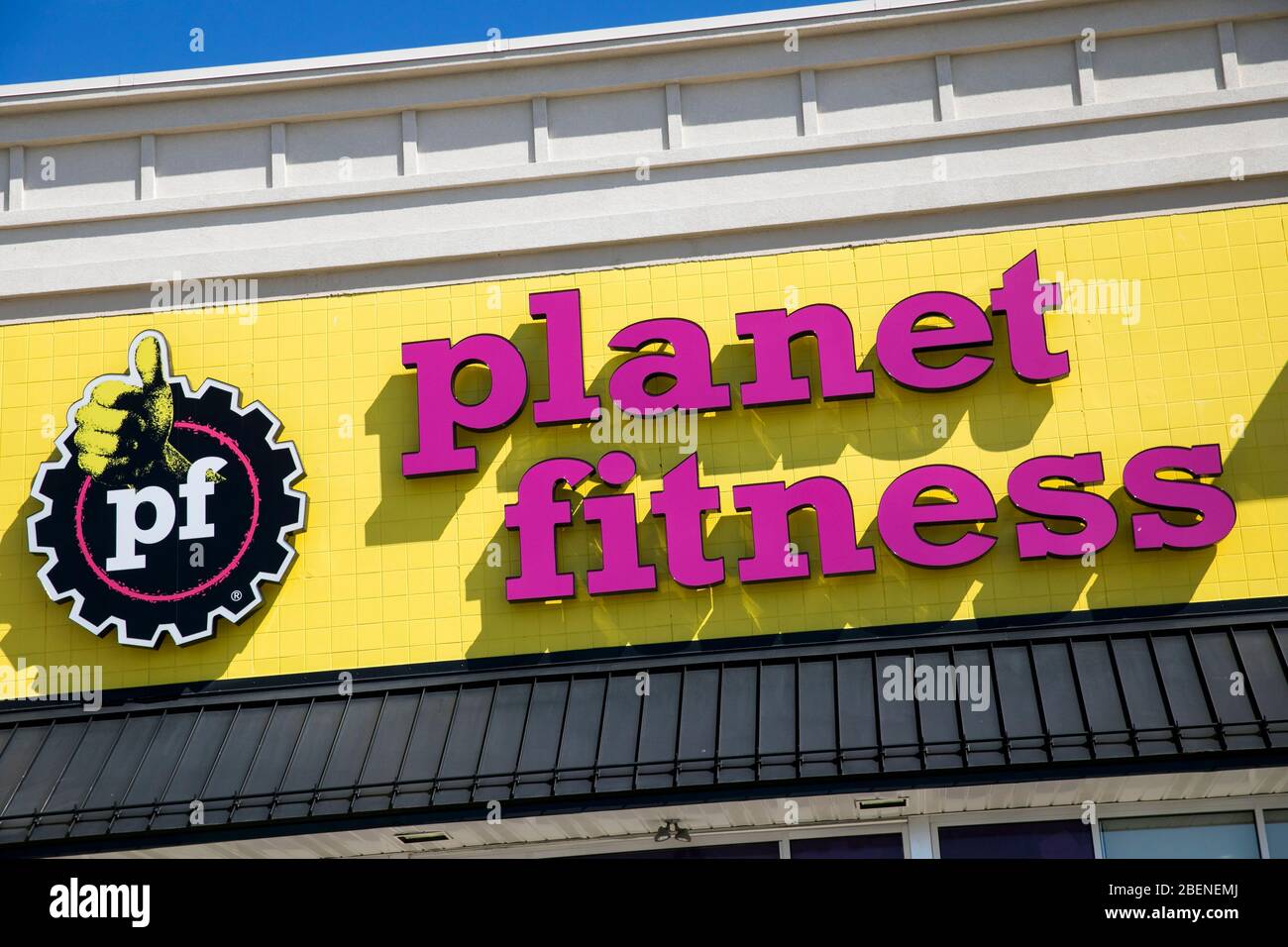 Un logo en dehors d'un emplacement Planet Fitness à Fredericksburg, Virginie, le 2 avril 2020. Banque D'Images