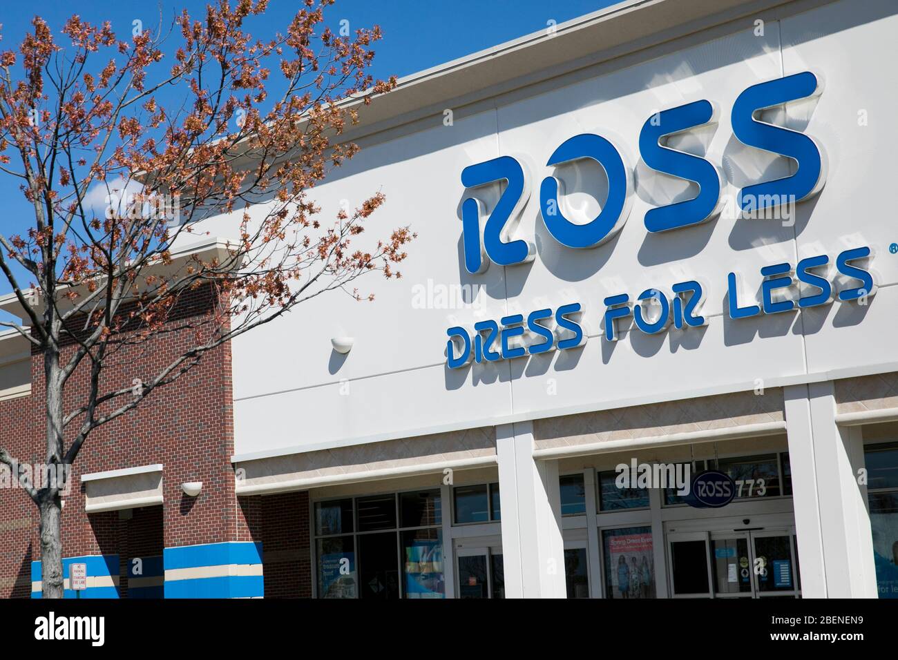 Un logo en dehors d'un magasin de détail Ross Store à Fredericksburg, en Virginie, le 2 avril 2020. Banque D'Images