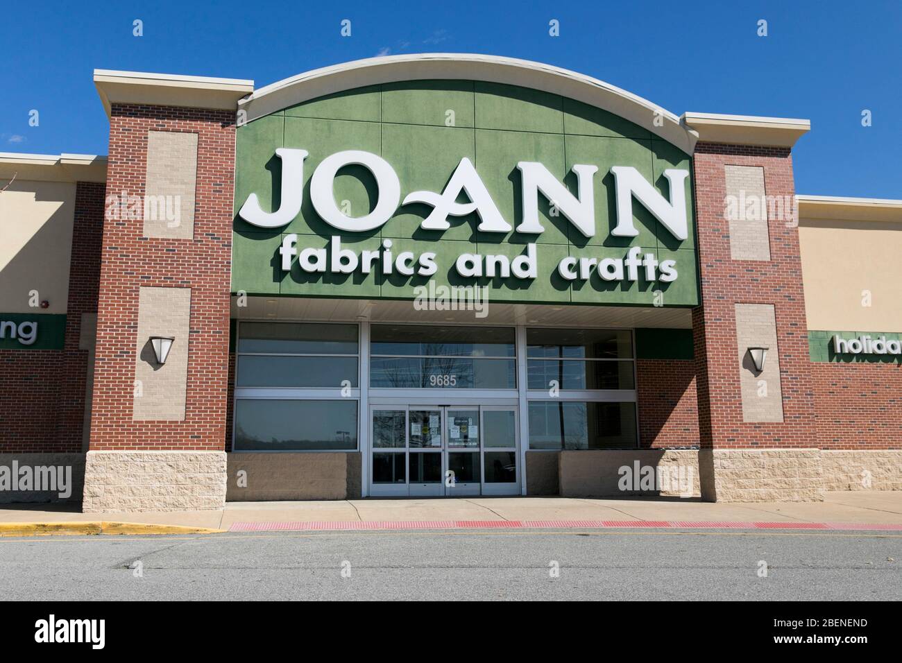 Un logo en dehors d'un magasin de détail JO-Ann Fabrics and Crafts à Fredericksburg, Virginie, le 2 avril 2020. Banque D'Images