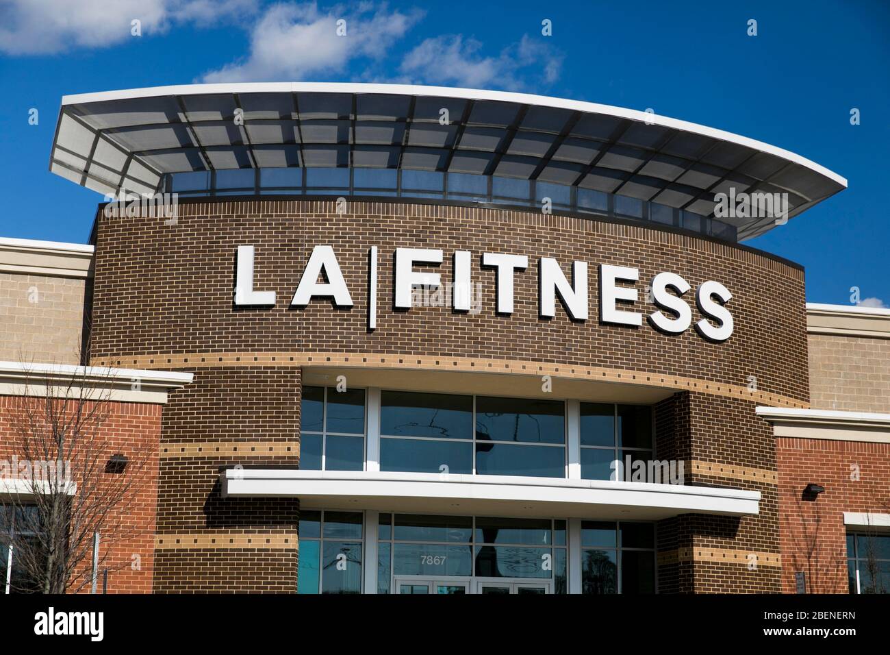 Un logo à l'extérieur d'un emplacement LA Fitness à Alexandria, Virginie, le 2 avril 2020. Banque D'Images